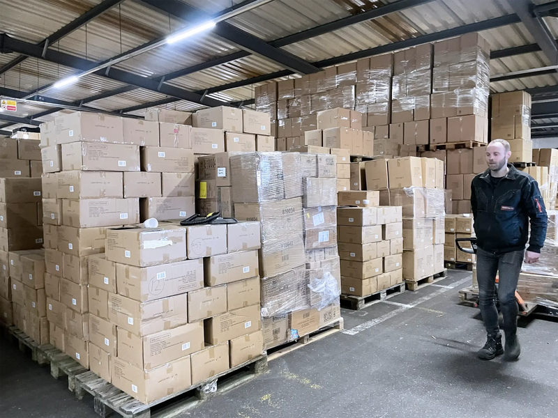 Omdozen en pallets met partijgoederen bij B2B-groothandel Kooistra.com