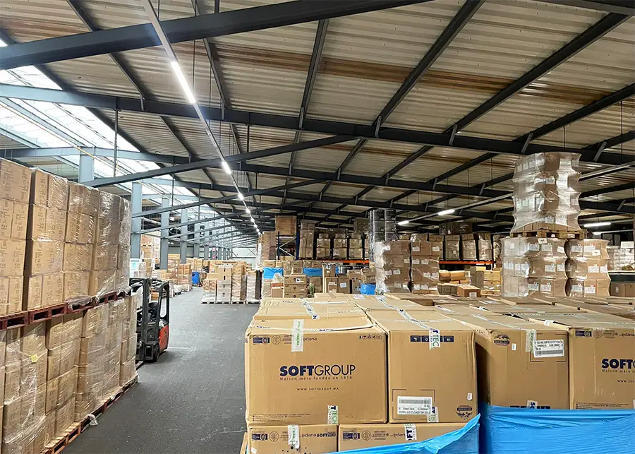 Restpartijen op pallets in het 15.000 m2 grote magazijn van Kooistra.com in Leeuwarden