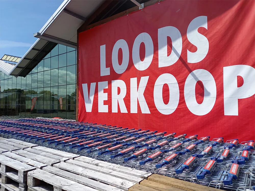 Doek Loods Verkoop met rijen winkelwagens bij een uitverkoop van Kooistra.com