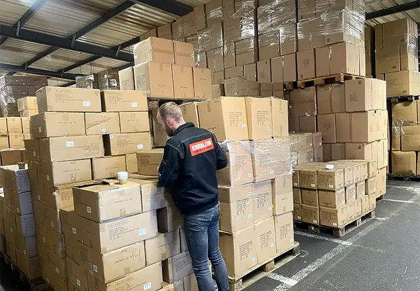 Medewerker van Kooistra.com controleert dozen op pallets in het magazijn in Leeuwarden