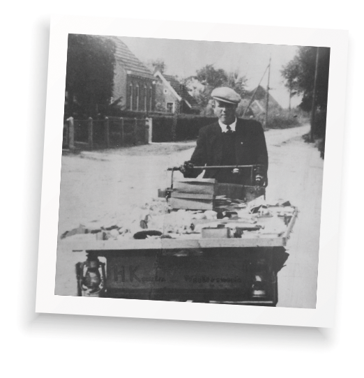 Großvater Kooistra verkauft Waren vom Lastenrad, 1930er-Jahre